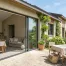 Grande baie vitrée aluminium 4 vantaux ouverte sur un jardin