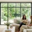 Grande fenêtre en aluminium à cadre fin dans un intérieur moderne et lumineux