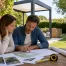 Propriétaires vérifiant les règles d’urbanisme avant l’installation d’une pergola