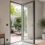 Porte-fenêtre aluminium à 1 vantail donnant sur une terrasse