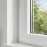 Fenêtre PVC contemporaine avec profilé épais dans une maison lumineuse