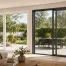 Baie vitrée aluminium blanche et gris anthracite dans un intérieur contemporain