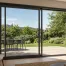 Baie vitrée coulissante aluminium ouverte sur une terrasse