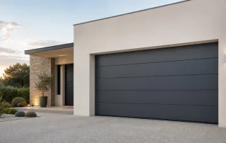 Porte de garage sectionnelle professionnelle sur une maison contemporaine