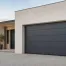 Porte de garage sectionnelle professionnelle sur une maison contemporaine