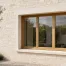 Fenêtre en bois durable sur une maison française