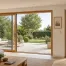 Comparaison visuelle entre une baie vitrée et une porte-fenêtre en bois