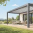 Pergola bioclimatique contemporaine aux lames orientables sur une terrasse
