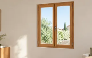 Fenêtre française à deux vantaux en bois dans une pièce lumineuse