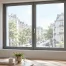 Fenêtre fermée entre un intérieur calme et une rue animée