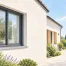 Fenêtre contemporaine en aluminium sur une maison rénovée
