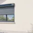 Volet roulant solaire installé sur une fenêtre de maison