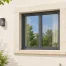 Fenêtre sur mesure dans une façade de maison