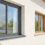 Détail de fenêtres en aluminium et en bois dans une maison contemporaine